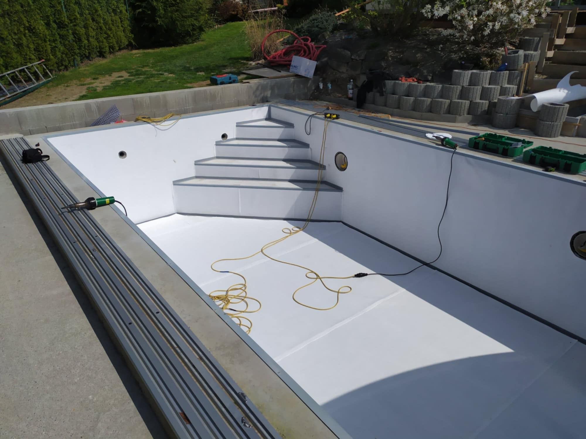 Rozpracovaná realizace zapuštěného bazénu