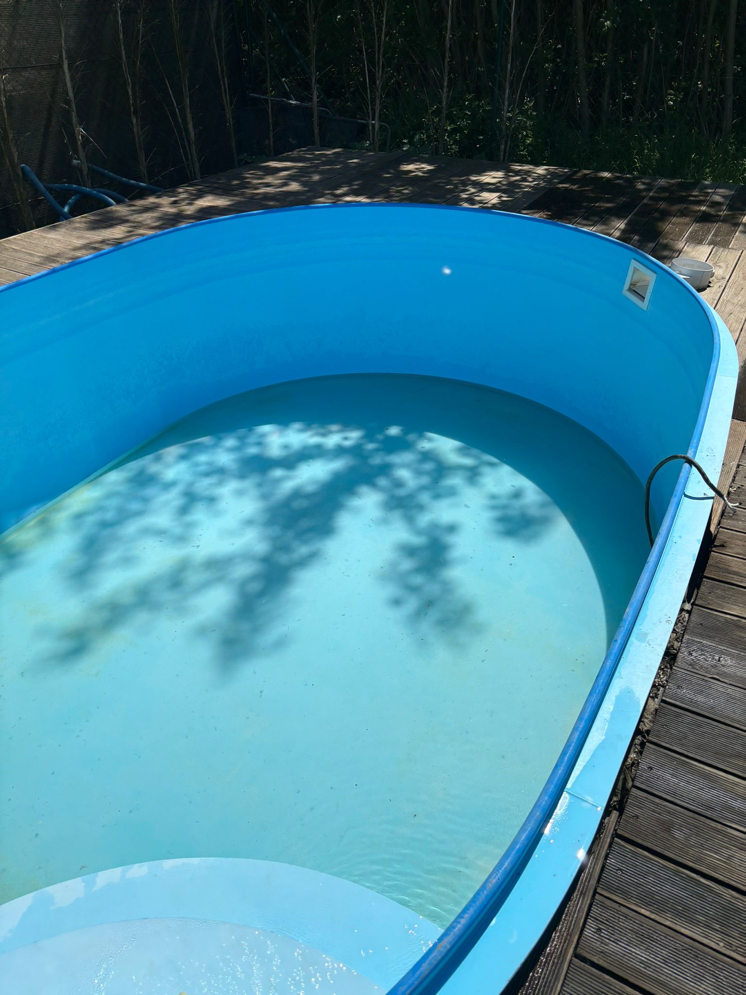 Čistý modrý bazén po servisním zásahu