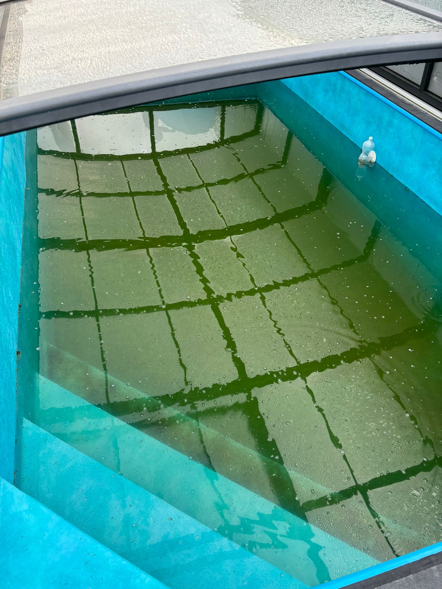 Bazén před čištěním se znečištěnou vodou