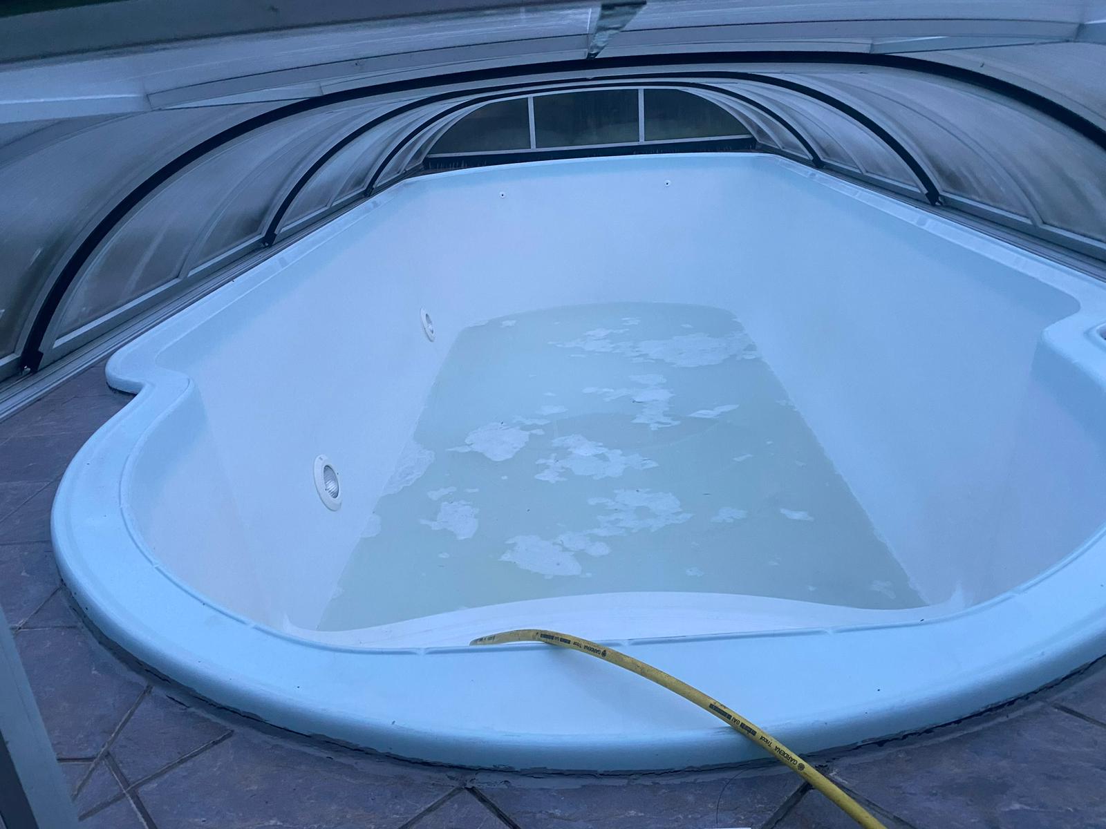 Vyčištěný bazén pod zastřešením